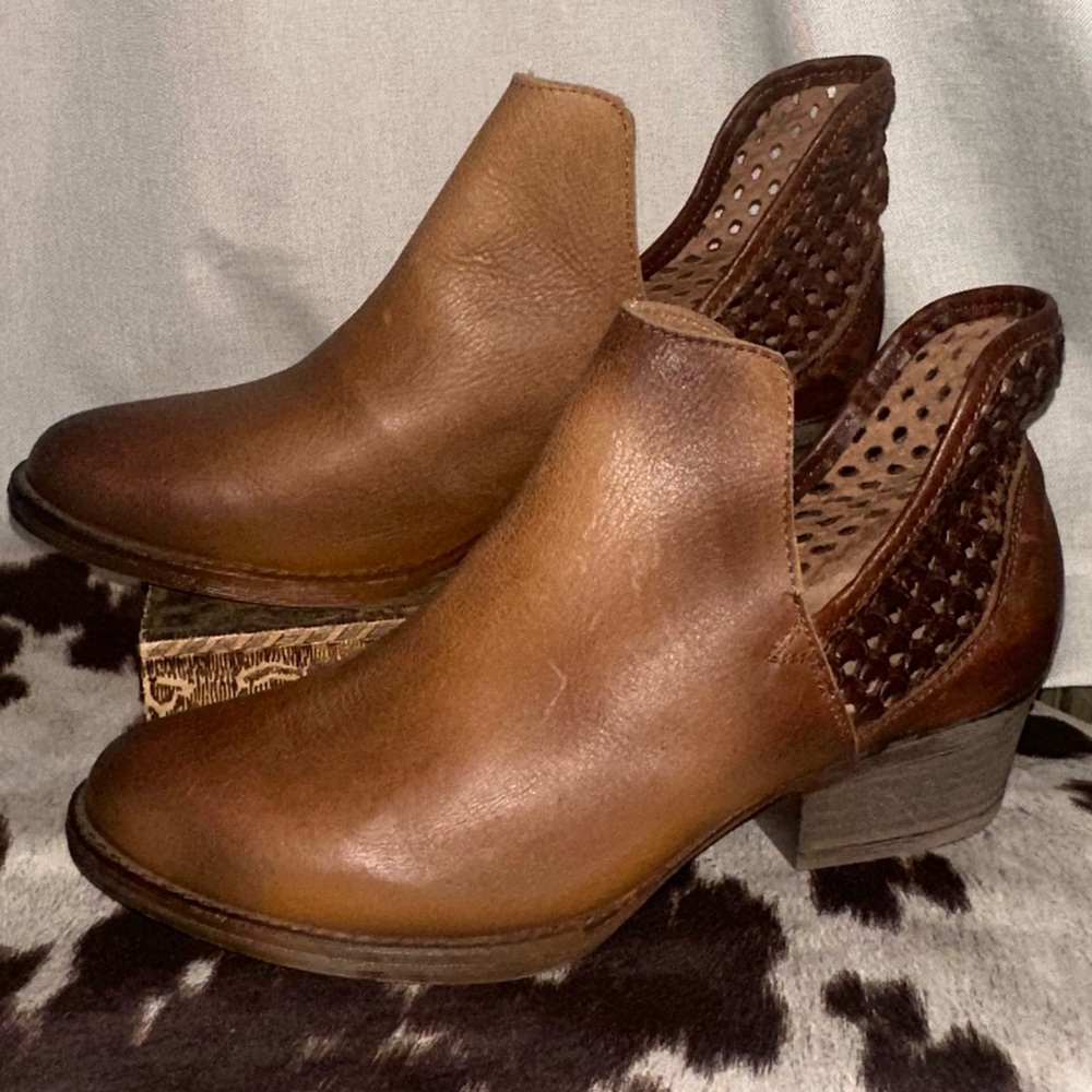 Circle G Tan Leather Ankle Booties